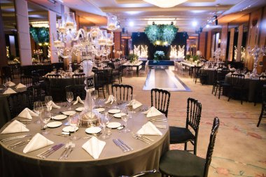 Düğün alanı, dans pisti ve yemek masaları..