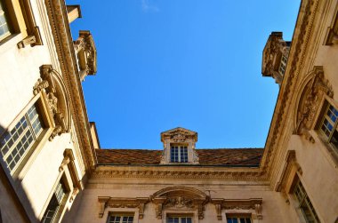 Dijon 'daki bir avludan gökyüzü ve çatı manzarası