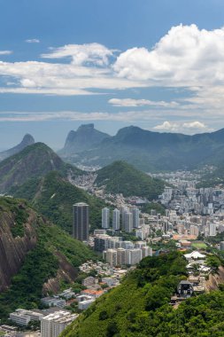 Sugar Loaf Dağı 'ndan yeşil yağmur ormanlarına ve şehir manzarasına güzel bir manzara, Rio de Janeiro, Brezilya