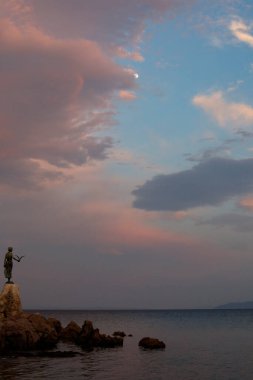 Denizdeki martılı bakire.