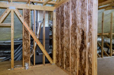 Çatının altında bitmemiş konut termal yalıtım katmanı olan boş tavan arası.