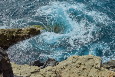 Fuerteventura, Kanarya Adaları, İspanya 'daki kayalık oluşum vadisinin tepesinden görülen Ajuy köyünün denizinde köpüklü doğal girdap.