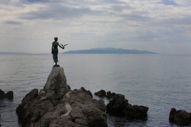 Denizdeki martılı bakire.