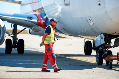 KHARKOV, UKRAINE - 24 Ağustos 2018. Kharkiv uçağının kalkışı ve inişi, Kharkiv uçağının görüldüğü gün