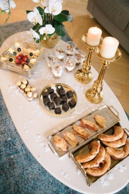 Yemek masası. Kahvaltı yiyecekleri. Çikolata, meyve ve kruvasan.