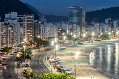 Copacabana Sahili 'ne ve okyanusa güzel bir manzara. Güneşin mavi saatinde, Rio de Janeiro, Brezilya