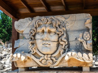 Güneşli bir yaz gününde Türkiye 'nin Didyma kentindeki antik Apollo Tapınağı' nın kalıntılarında freskler ve levrekler