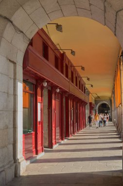 Plaza Belediye Başkanı, Madrid, İspanya; 16 Eylül 2018: İspanya 'nın Madrid kentindeki geleneksel dükkanlarda insanların alışveriş yaptığı Plaza Mayor kemerlerinden bir görüntü