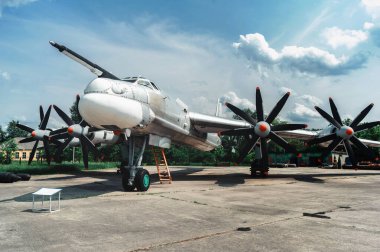 Ayı. TU-95. Havacılık müzesi sergisi. Dört motorlu turbo motorlu, stratejik bombardıman uçağı ve füze platformu.
