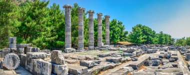 Güneşli bir yaz gününde, Türkiye 'nin Priene kentindeki Athena Polias Tapınağı' nın kalıntıları. Büyük panoramik çekim.