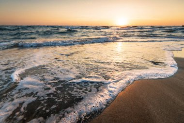 Akdeniz 'de gün batımında dalgalar.