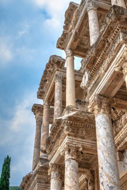 Güneşli bir yaz gününde antik kentte bulunan Celsus Kütüphanesi.