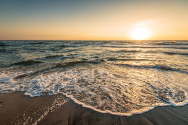 Akdeniz 'de gün batımında dalgalar.