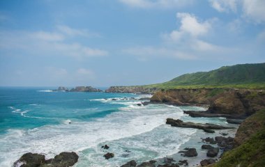 Kum ve kayalarla dolu Ekvador kıyıları