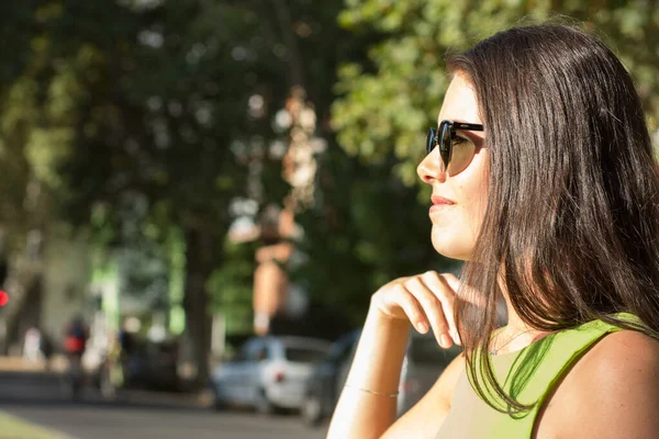 Retrato Jovem Bela Mulher Morena Camisa Verde Hora Verão — Fotografia de Stock