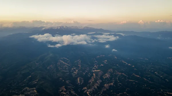 Vista Aérea Sobre Las Nubes Las Montañas Mañana — Foto de Stock