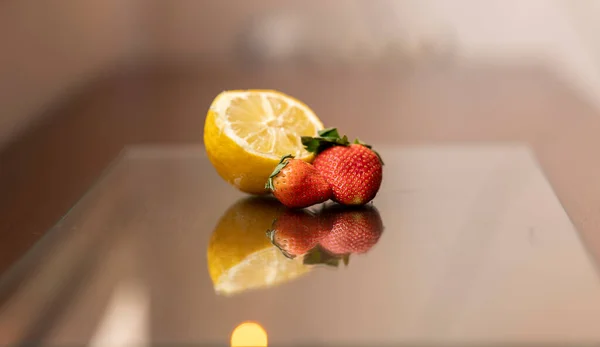 Красная Клубника Лимонный Натюрморт — стоковое фото