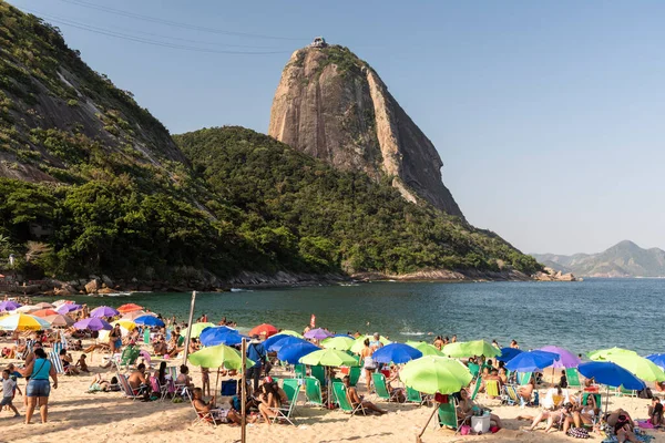 Schöne Aussicht Auf Den Zuckerhut Und Strand Mit Menschen Und — Stockfoto