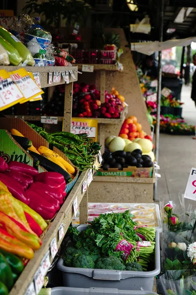 Ortofrutticoli Esposti All Esterno Uno Stand Mercato — Foto Stock