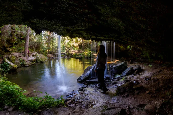 Mujer Mirando Cascada Desde Interior Cueva Medio Del Bosque Ruta — Foto de Stock