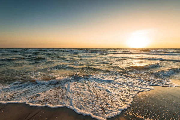 Denizin Üzerindeki Güzel Gün Batımının Manzarası — Stok fotoğraf
