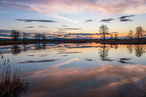 Pôr Sol Sobre Lago Calmo Reflexo Céu Água Inverno — Fotografia de Stock