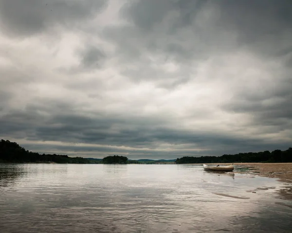 Canoa Nas Margens Rio Wisconsin Dia Tempestuoso Primavera — Fotografia de Stock