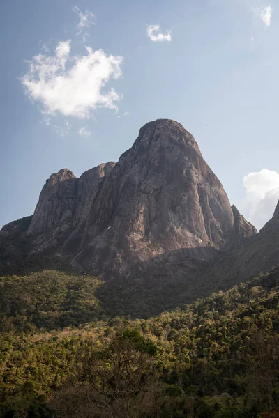 Belle Vue Sur Grand Pic Montagnes Rocheuses Émergeant Sur Forêt — Photo