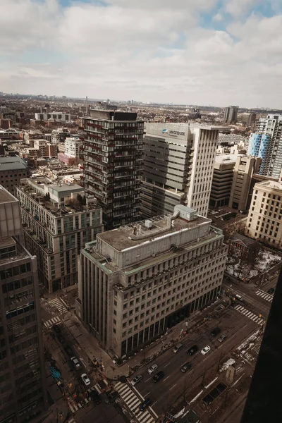 캐나다 토론토 시내의 건물들과 거리들을 내려다보는 — 스톡 사진