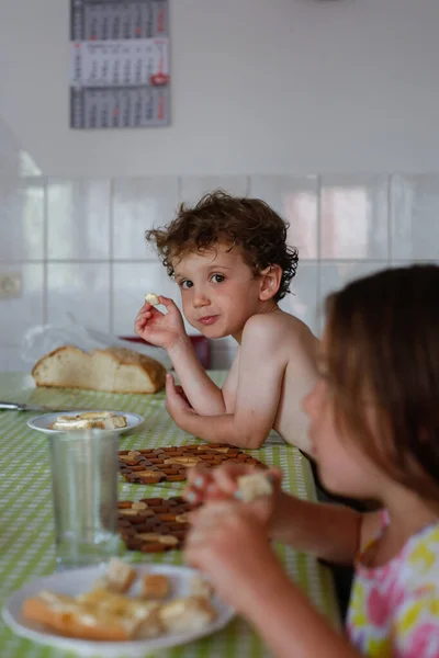 Szczęśliwe Rodzeństwo Jedząc Śniadanie Stole Domu — Zdjęcie stockowe