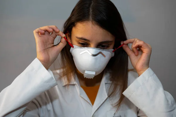 Női Orvos Felvesz Egy Orvosi Maszkot Orvosi Légzőmaszkot Lélegezni Vírusvédelem — Stock Fotó
