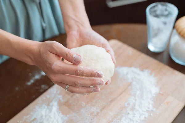 Dłonie Kobiety Przygotowujące Ciasto Chlebowe Drewnianym Stole Domu Bliska — Zdjęcie stockowe