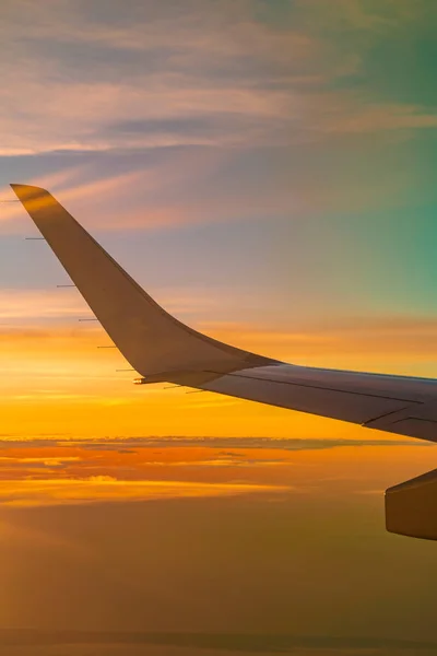 Αεροπλάνο Πτέρυγα Δραματικό Ουρανό Και Ένα Χρώμα Ρίχνει Από Ηλιοβασίλεμα — Φωτογραφία Αρχείου