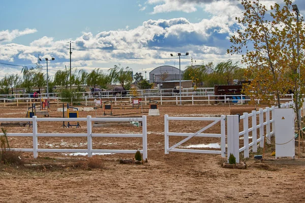 馬に乗ることを学ぶ乗馬センター — ストック写真