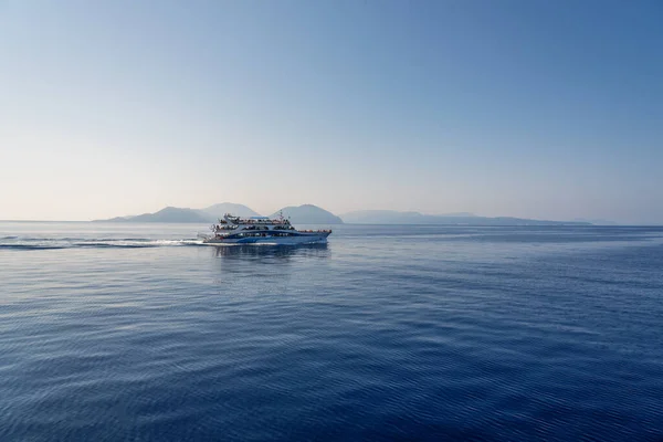 Touristenschiff Fährt Der Schönen Küste Von Lefkada Vorbei — Stockfoto