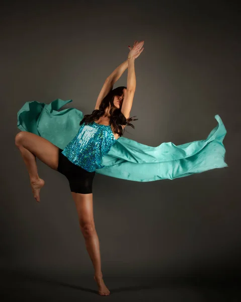Danser Poseren Met Een Vliegende Doek Maken Van Figuur Van — Stockfoto
