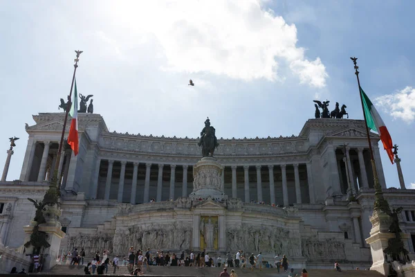 Római Vittoriano Emlékművet Cédrusok Veszik Körül — Stock Fotó