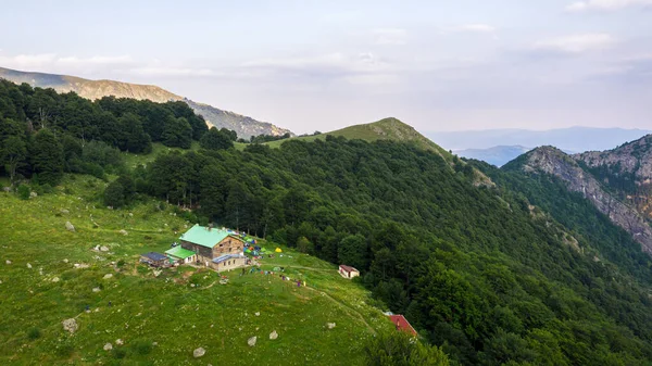 Rai Hut Omgeven Door Frisse Groene Bergweiden Met Bloeiende Bloemen — Stockfoto