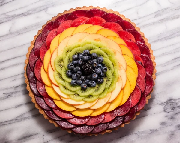 Καρφί Φρούτα Rainbow Ένα Μαρμάρινο Ζαχαροπλαστείο — Φωτογραφία Αρχείου