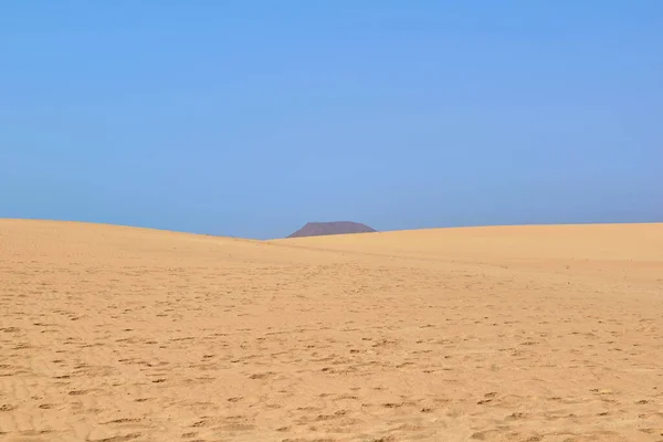 Goldene Sandlandschaft Mit Fußspuren Vordergrund Und Dunklem Berghintergrund Und Blauem — Stockfoto