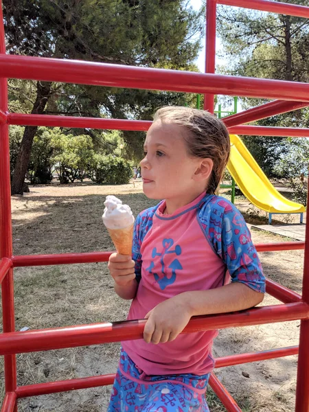 Uma Jovem Garota Comendo Cone Sorvete Playground Depois Nadar — Fotografia de Stock