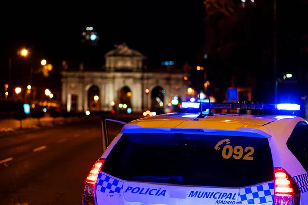 マドリードの中心部にある通りは コロナウイルスCovid 19の危機による警報の状態の結果として人と車が空になり 警察は法律の遵守を監視しています — ストック写真