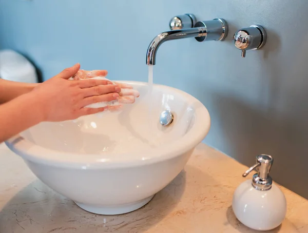 Pessoa Lavando Mãos Com Água Sabão Uma Pia Banheiro — Fotografia de Stock