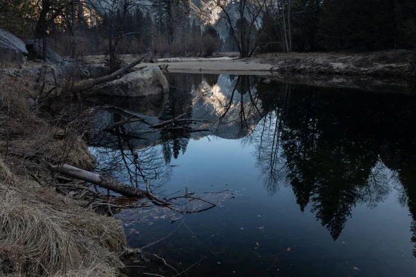 Νωρίς Πρωί Προβληματισμός Στο Yosemite Valley Στη Λίμνη Καθρέφτη Χειμώνα — Φωτογραφία Αρχείου