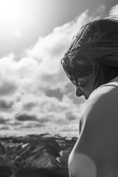 Seitenansicht Einer Meditativen Jungen Frau Die Auf Einem Berg Sitzt — Stockfoto