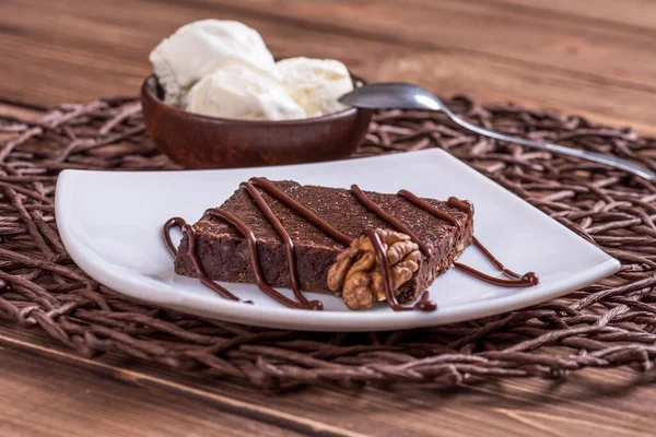 Una Fetta Torta Cioccolato Sul Tavolo — Foto Stock