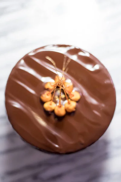 Candied Hasselnöt Kewers Ovanpå Chokladspegel Glaserad Kaka — Stockfoto