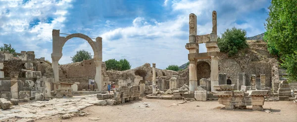 Ephesus Turkey 2019 在一个阳光灿烂的夏日 土耳其以弗所古城多米蒂安广场和多米蒂安神庙的废墟 — 图库照片