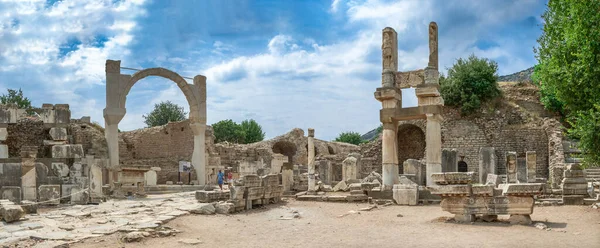 Efes, Türkiye 07.17.2019. Güneşli bir yaz gününde Türkiye 'nin Efes kentindeki Domitian Meydanı ve Domitian Tapınağı' nın kalıntıları