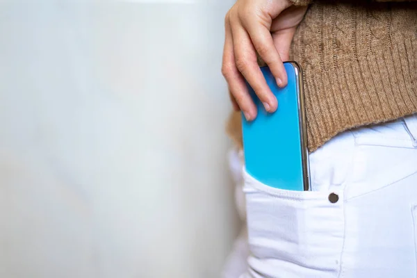 Kobieta Wyciągająca Niebieską Komórkę Kieszeni Koncepcja Mobilna Kieszonkowa — Zdjęcie stockowe